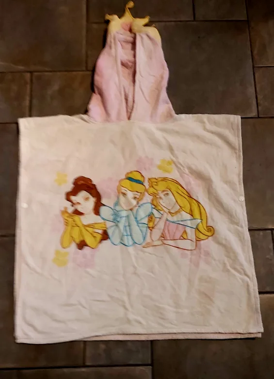 Kids' Character Blankets & Hooded Towels – Bundle of 5 image indicator(4)