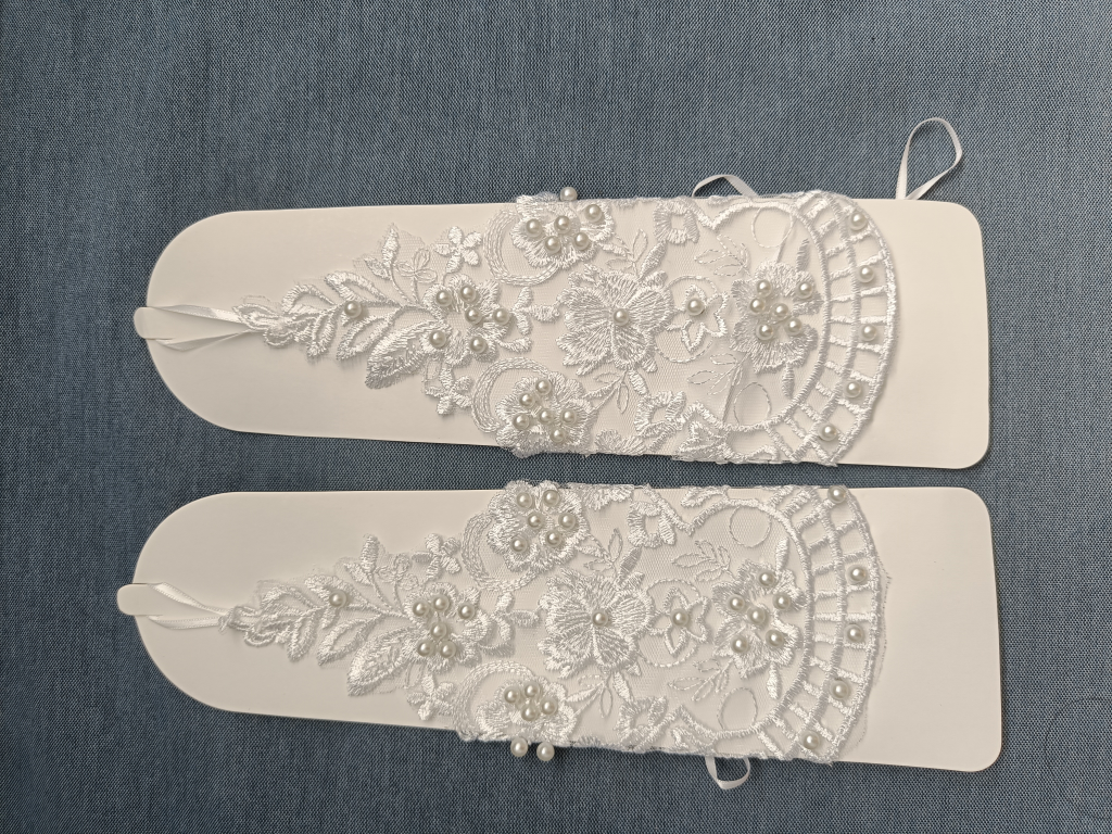 Delicate Bridal Fingerless Gloves with Pearls