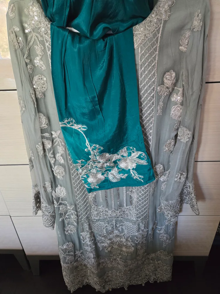 Preloved Pakistani 3-Piece Suit image indicator(2)