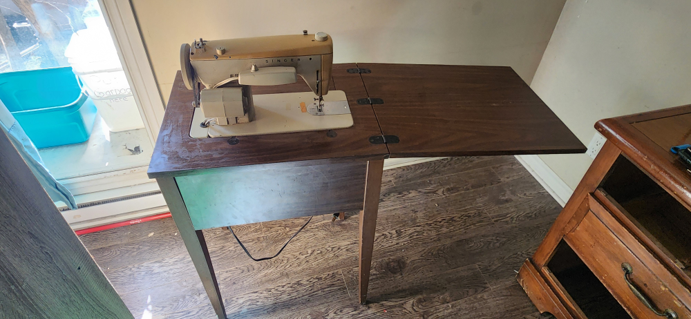 Vintage Singer Sewing Machine with Cabinet - photo 2