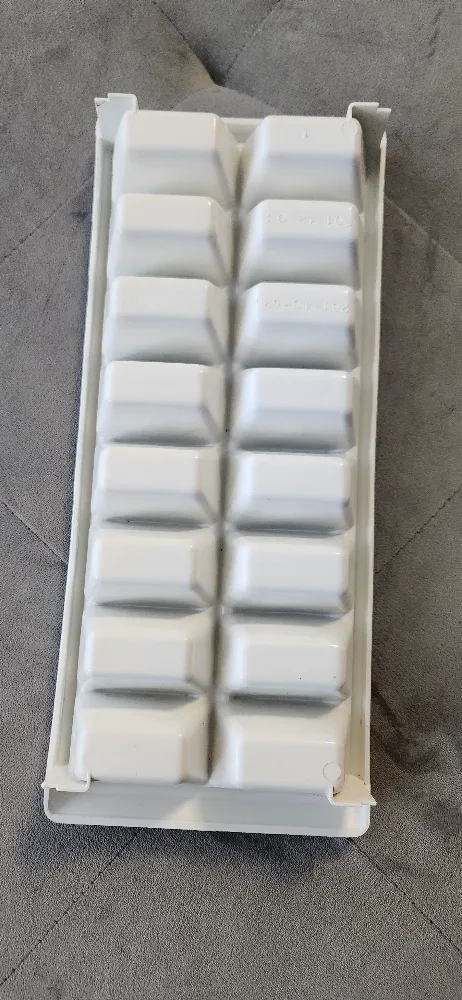 White Classic Ice Cube Tray image indicator(3)