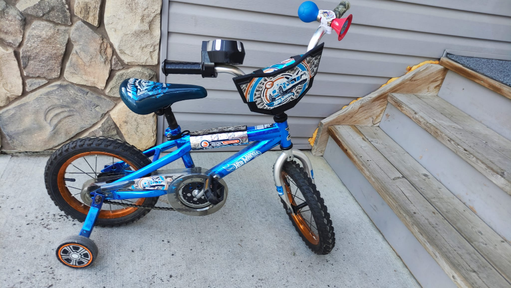 Hot Wheels Kid's Bike with Training Wheels - photo 4