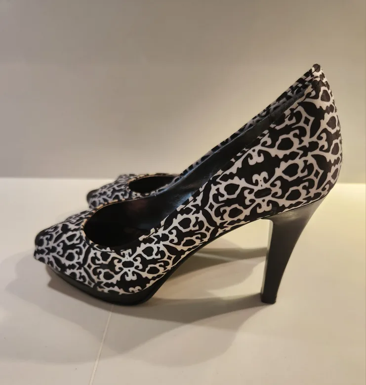 **FINAL DAYS BEFORE BEING DONATED** Black White Patterned Heels image indicator(2)
