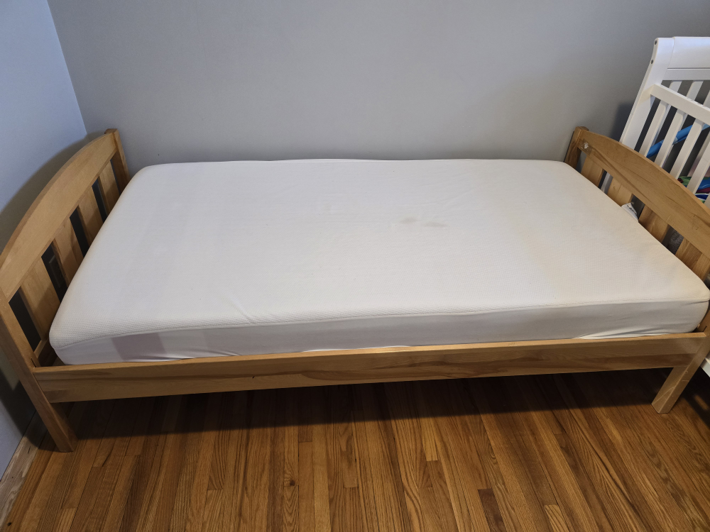 Twin-size wooden bed frame - photo 4