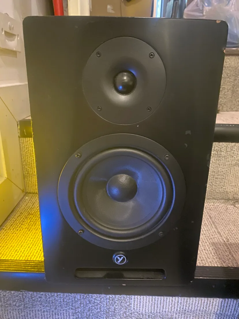 Yorkville YSM6 Powered Studio Monitors image indicator(2)