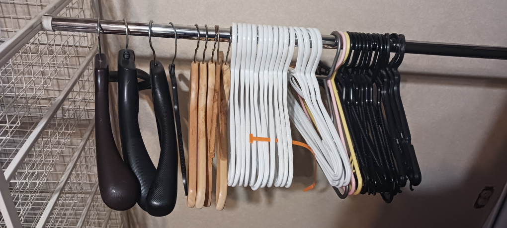 20 clothing hangers