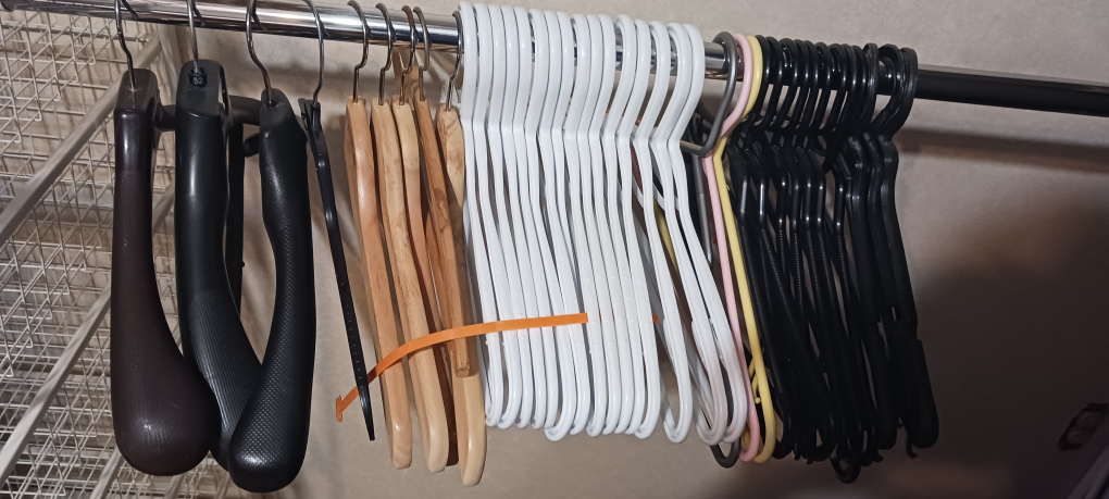 20 clothing hangers - photo 2