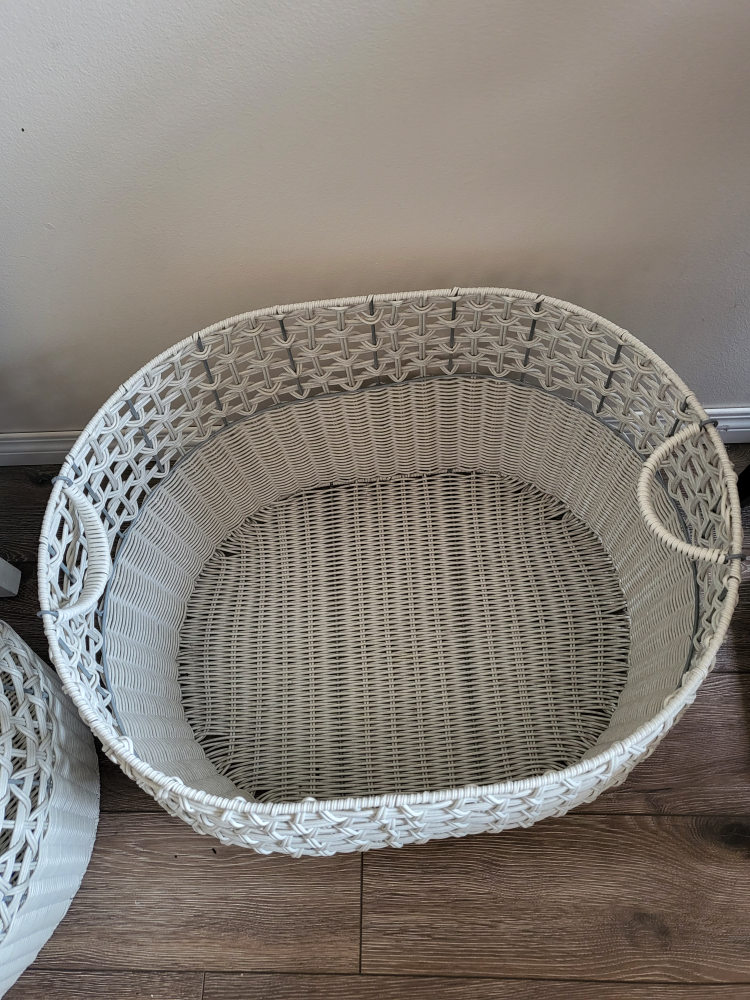 White Wicker baskets - photo 2