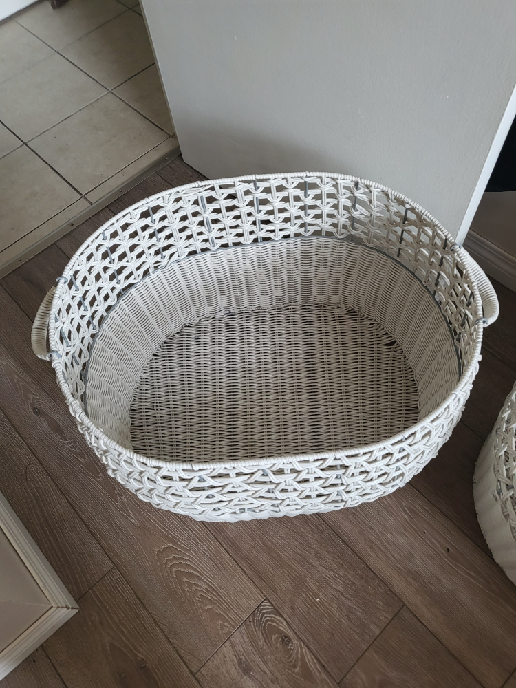 White Wicker baskets - photo 3