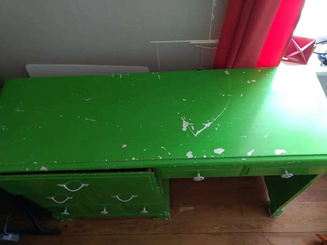 green desk - photo 2