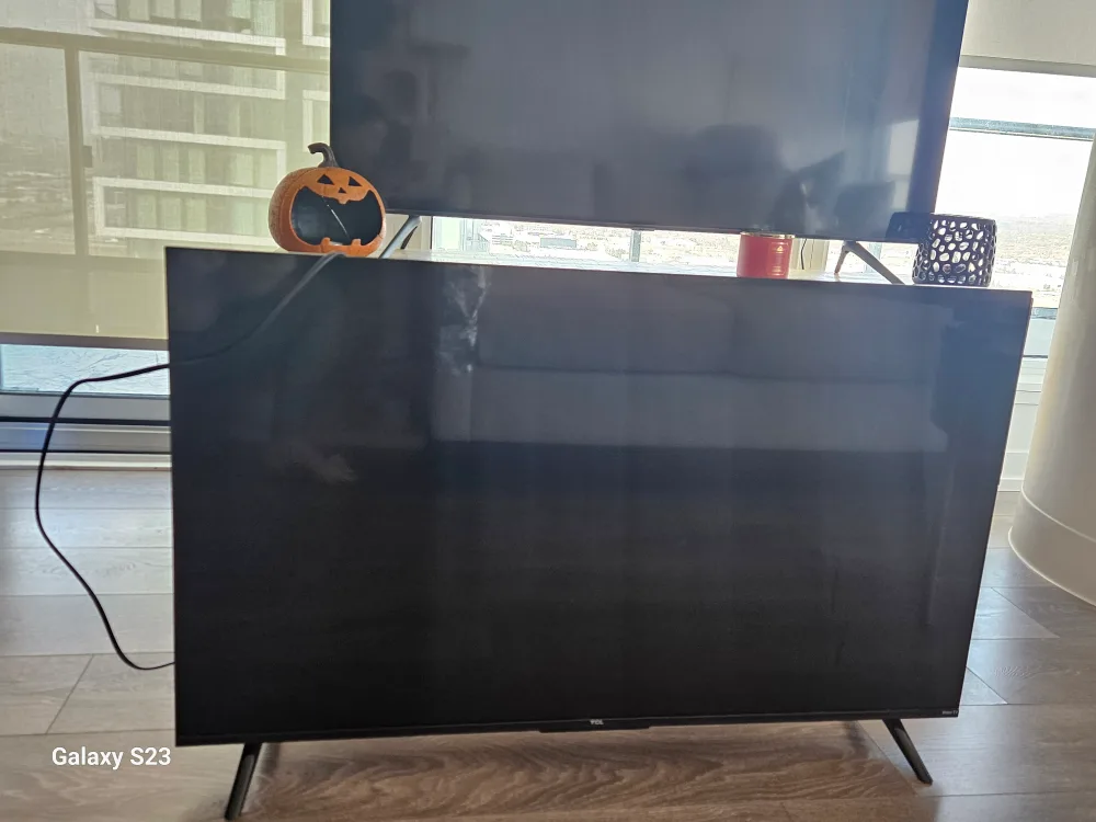 TCL Roku TV - 43" Smart TV UHD LED image indicator(2)