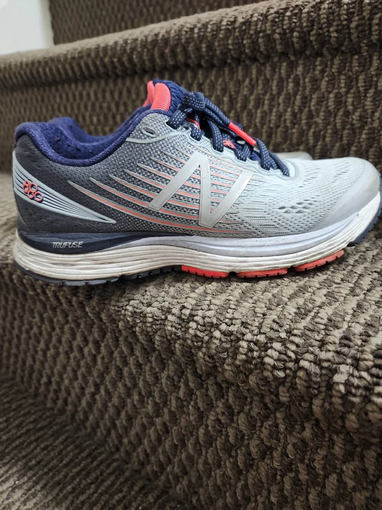 New Balance 860v7 Women's Running Shoes - Size 6B image indicator(2)