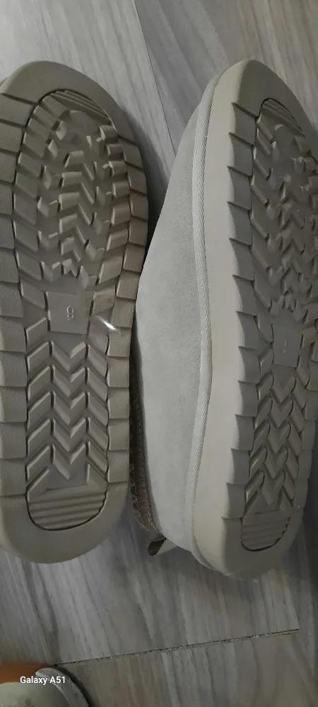 Women's Size 9 Warm Fuzzy Slippers image indicator(2)