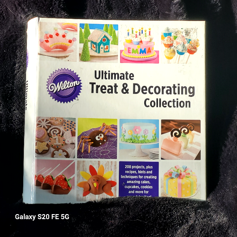 Wilton Ultimate Treat & Decorating Collection Binder