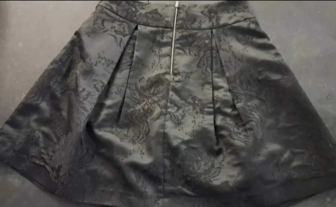 R and W semi pleated skirt flower pattern image indicator(3)