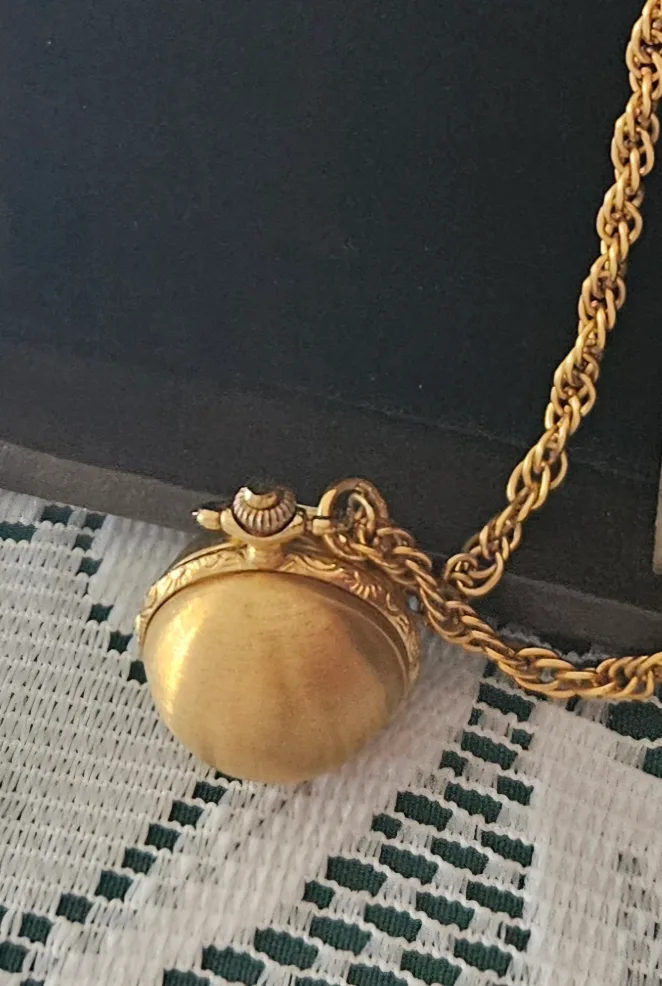 "La Fleur" Quartz Orb Pendant Watch image indicator(5)