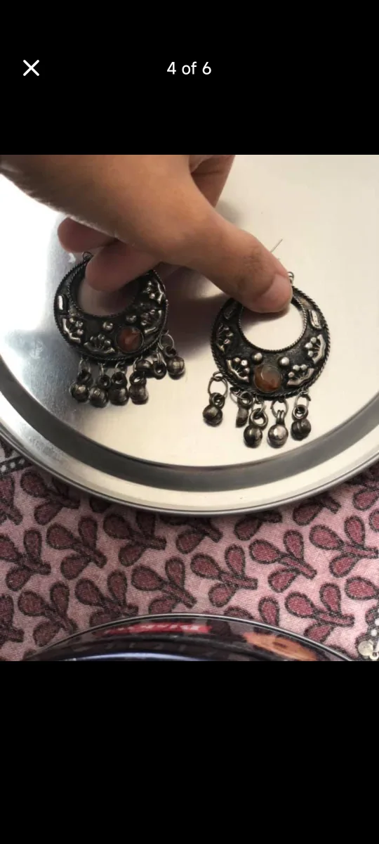 Lot of 4 statement necklaces and 2 pairs of earrings image indicator(4)