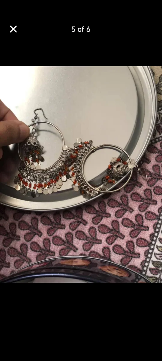 Lot of 4 statement necklaces and 2 pairs of earrings image indicator(5)