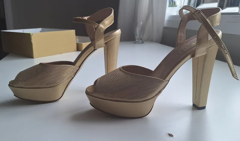 Gold Platform Heels - Size 9 image indicator(3)