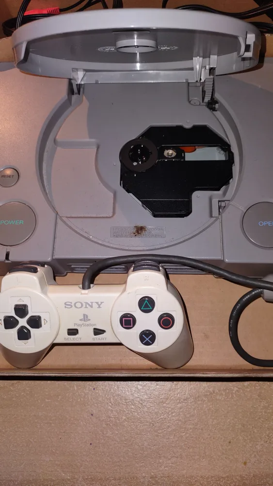PlayStation One w/ controller and 4 games image indicator(2)