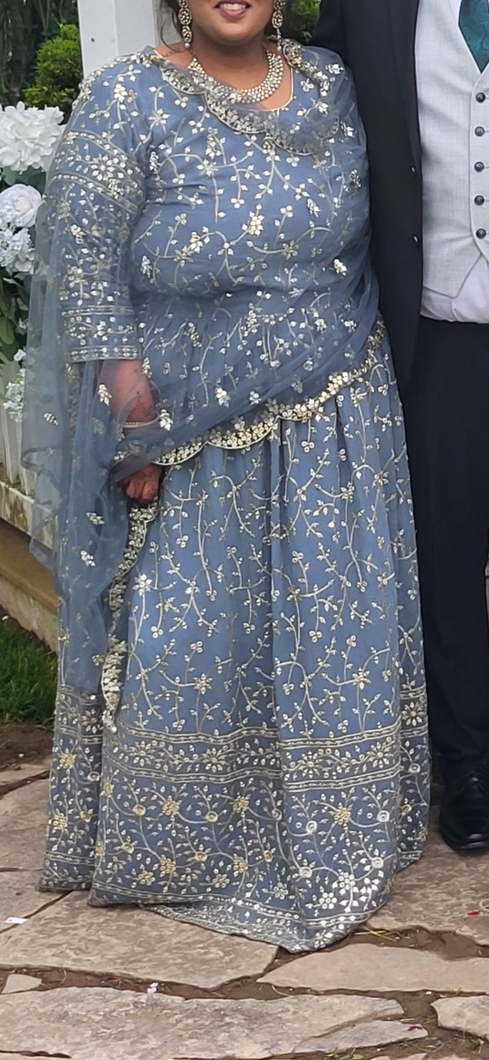 Gorgeous embroidered grey and gold lengha choli - photo 2