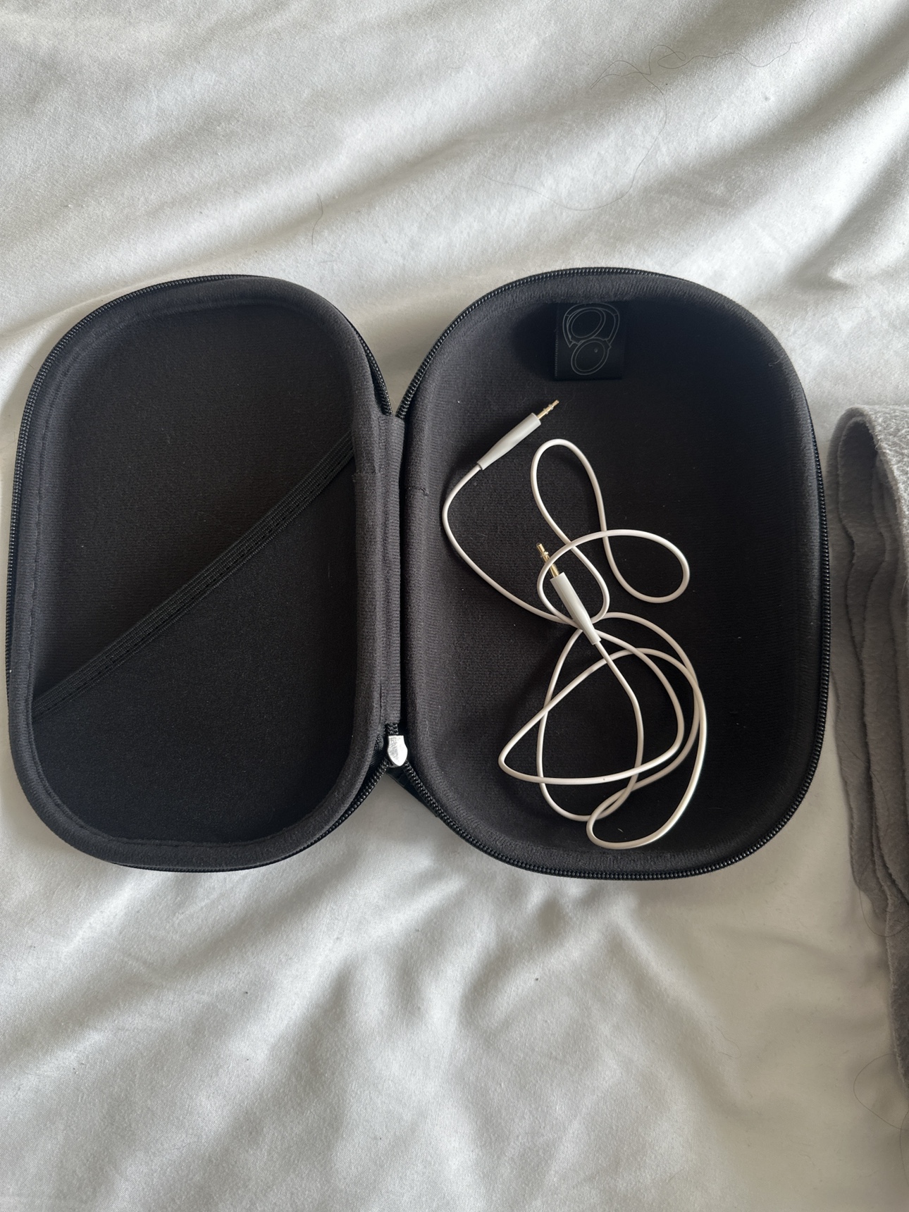 Bose headphone case + wire - photo 2