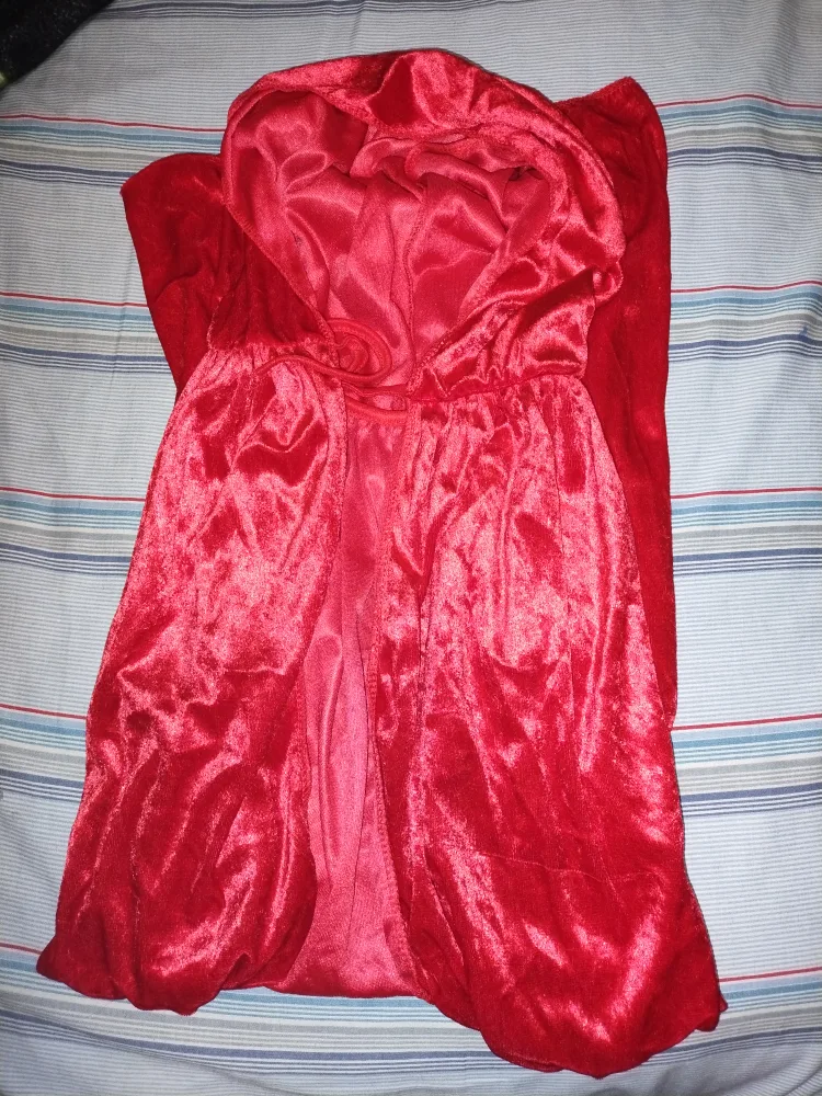Red Velvet Hood Cape image indicator(2)