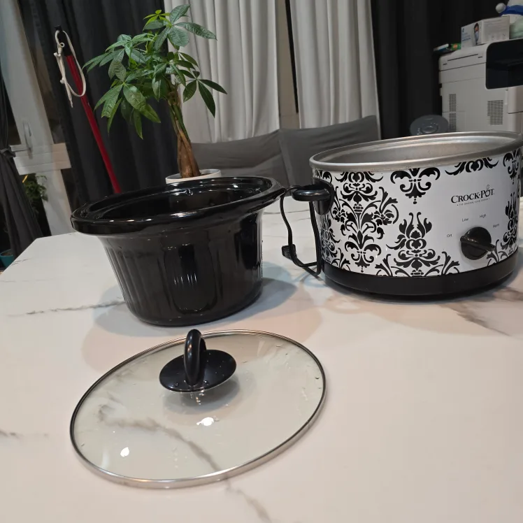 Crock-Pot 3-Quart Slow Cooker - Black & White Damask image indicator(5)