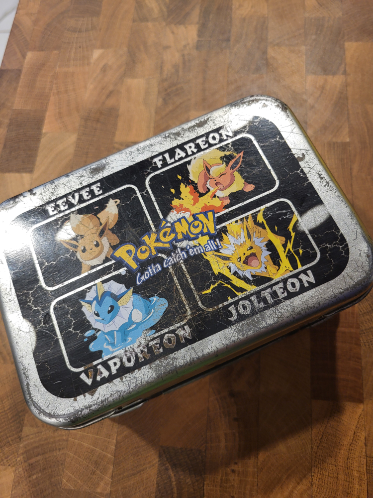 Vintage Pokémon Eevee Evolutions Metal Tin - photo 2