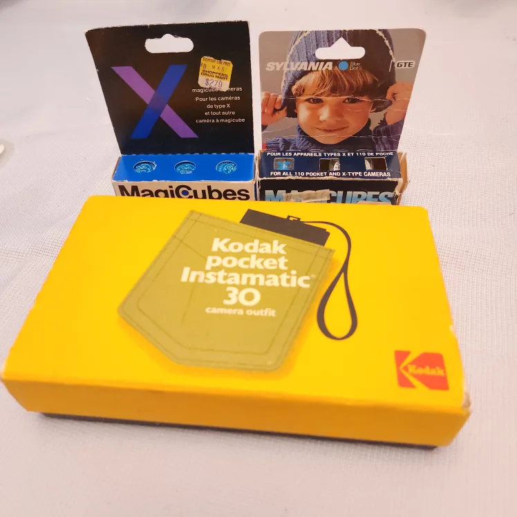 Vintage Kodak Pocket Instamatic 30 Camera w/ Flash &MagiCubes thumbnail