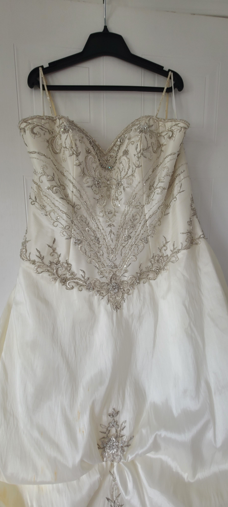 Beautiful Off-White Wedding Gown with Embellishments - photo 3