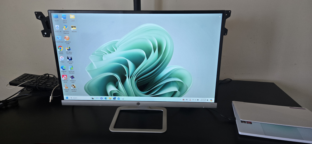 HP 27" Monitor - Excellent Condition
