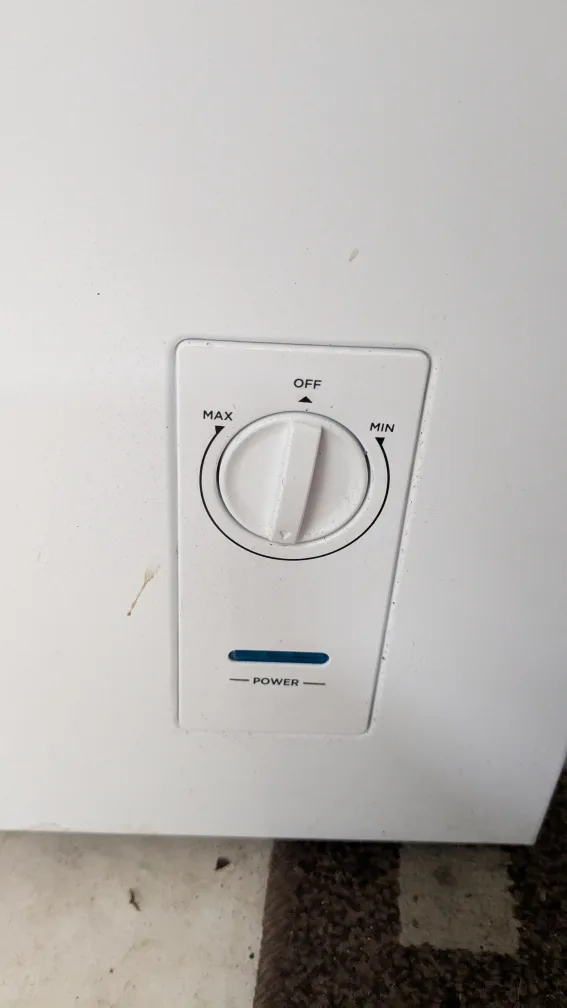 Insignia 5.0 cu. ft. Chest Freezer image indicator(2)