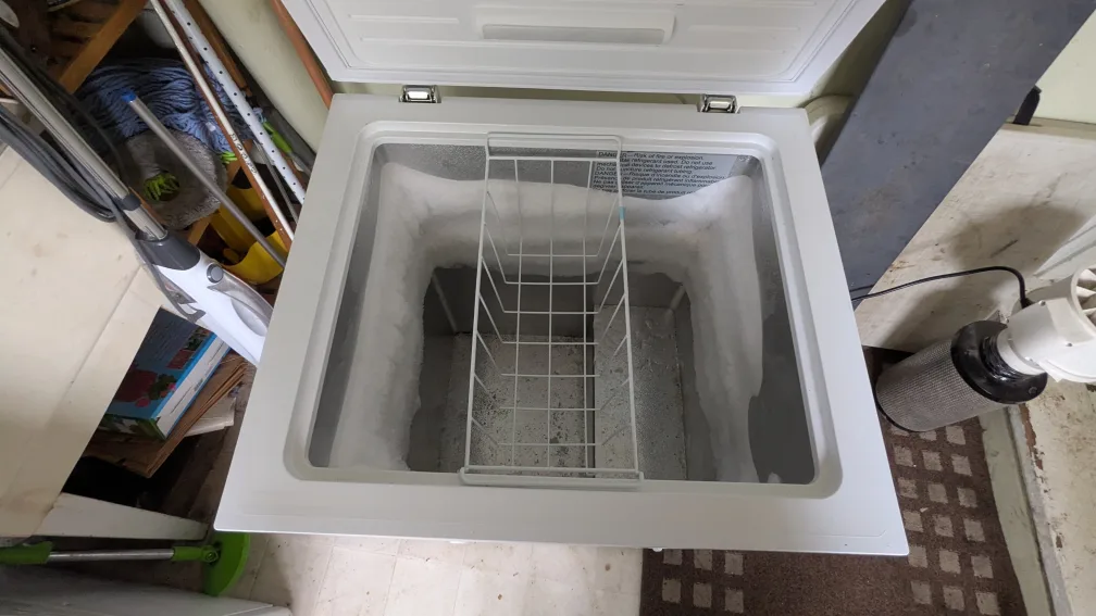 Insignia 5.0 cu. ft. Chest Freezer image indicator(3)