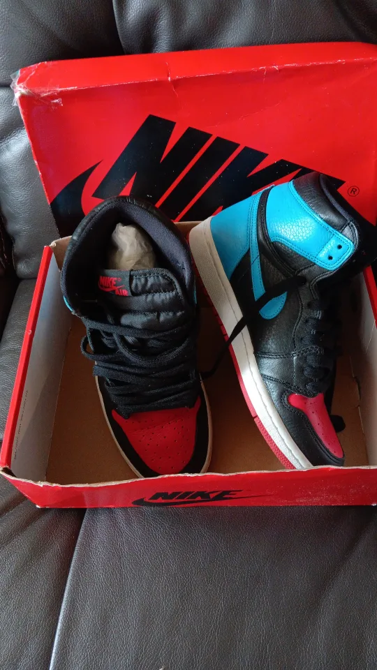 Women's Air Jordan 1 High OG Sneakers Size 8 image indicator(2)