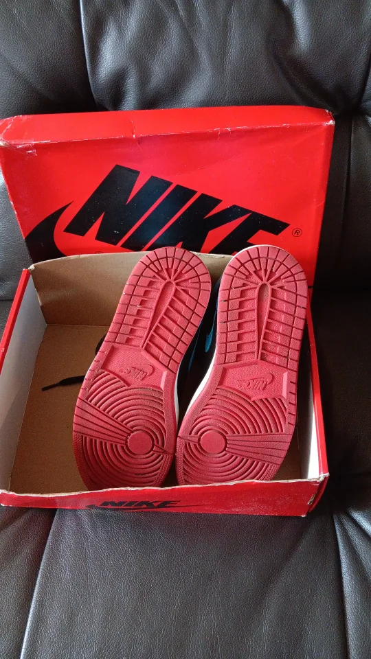 Women's Air Jordan 1 High OG Sneakers Size 8 image indicator(3)