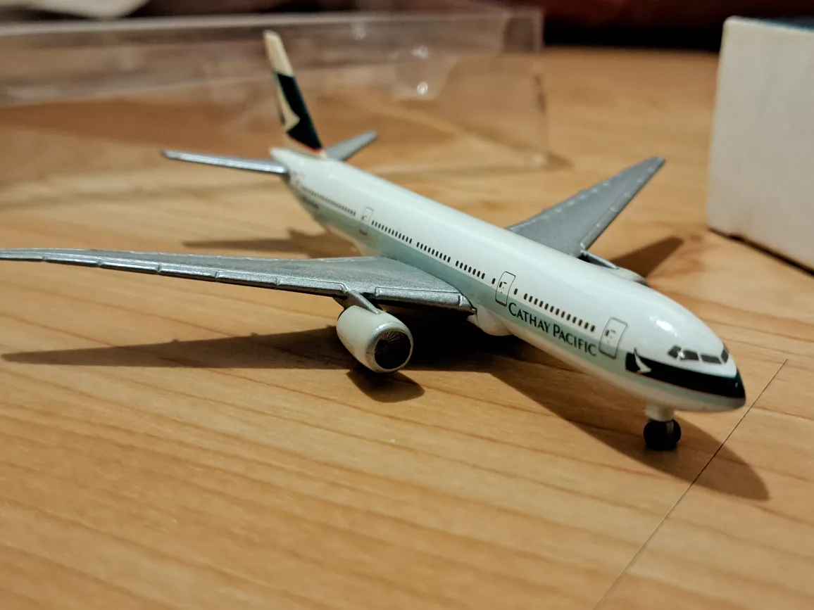 Cathay Pacific Boeing 777-200 Airplane Model 1:500 image indicator(3)
