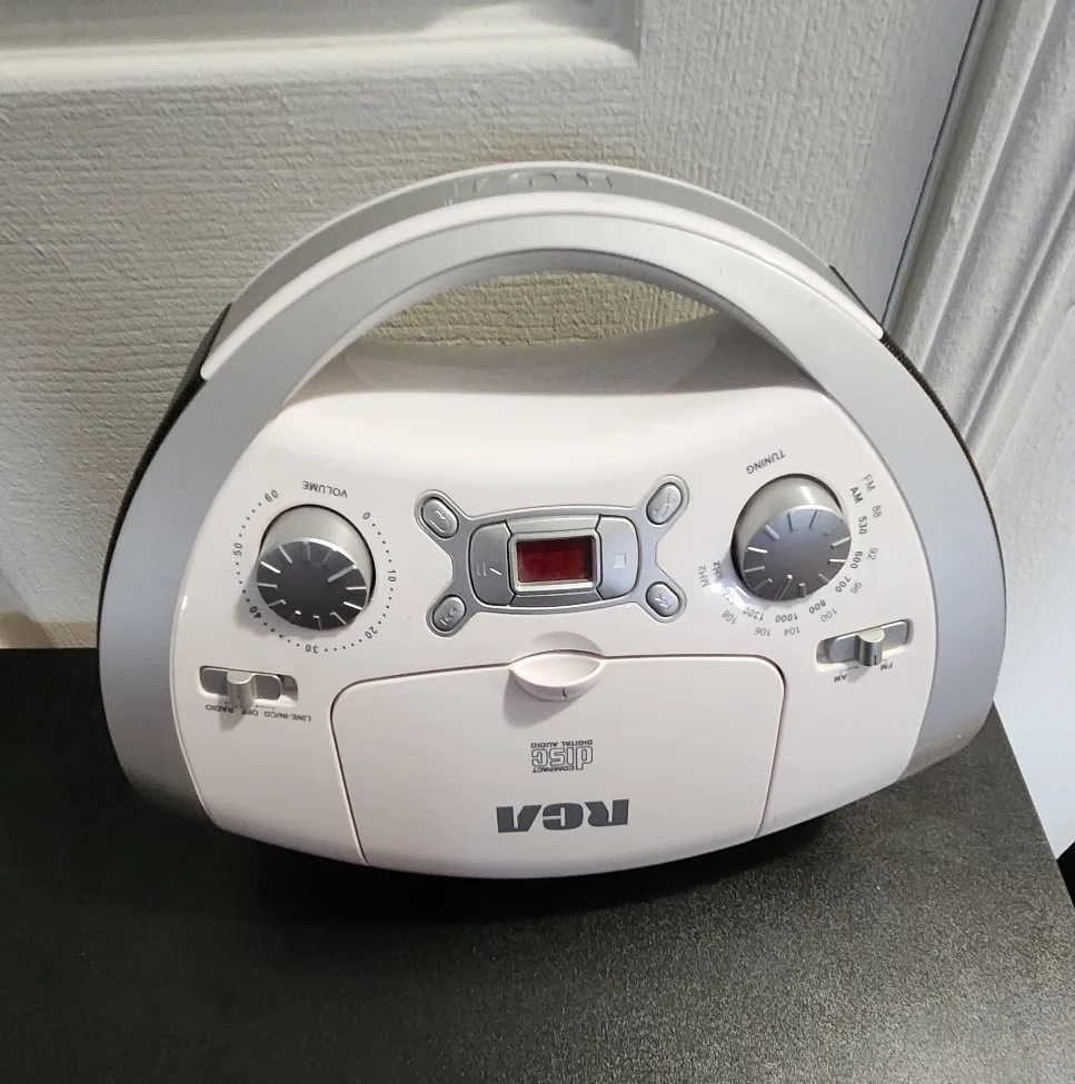 📻Trift RCA Portable CD Player with Radio image indicator(3)