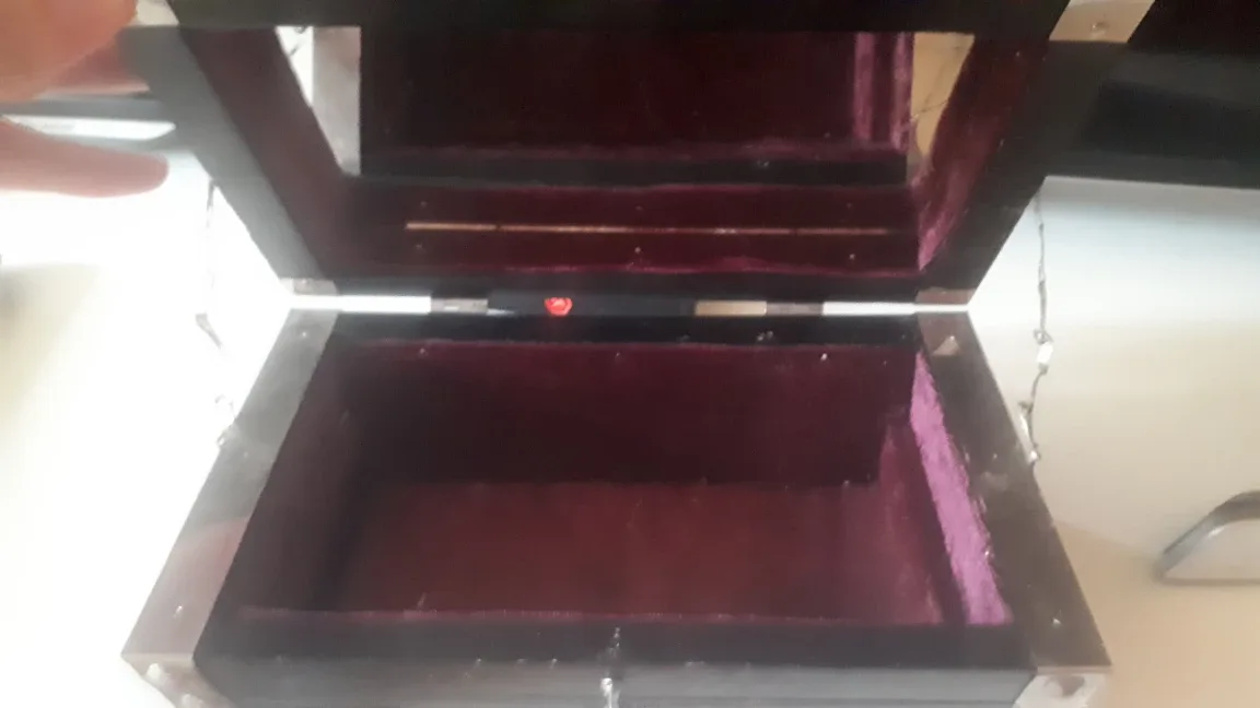 Vintage Small storage (treasure) box💚 image indicator(3)