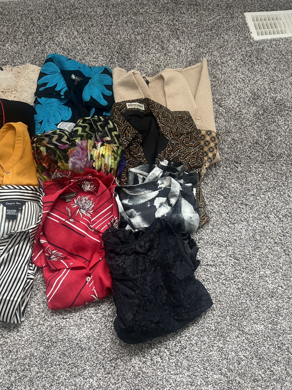 Bundle of 15 Women's Tops and Blouses - photo 3