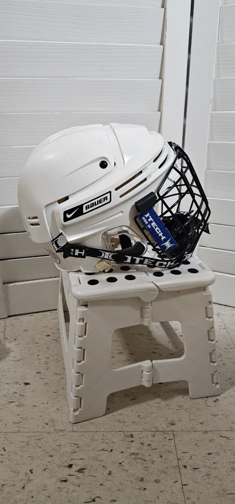 Type 2 Bauer Hockey Helmet with Cage - XS 51-54 cm image indicator(2)