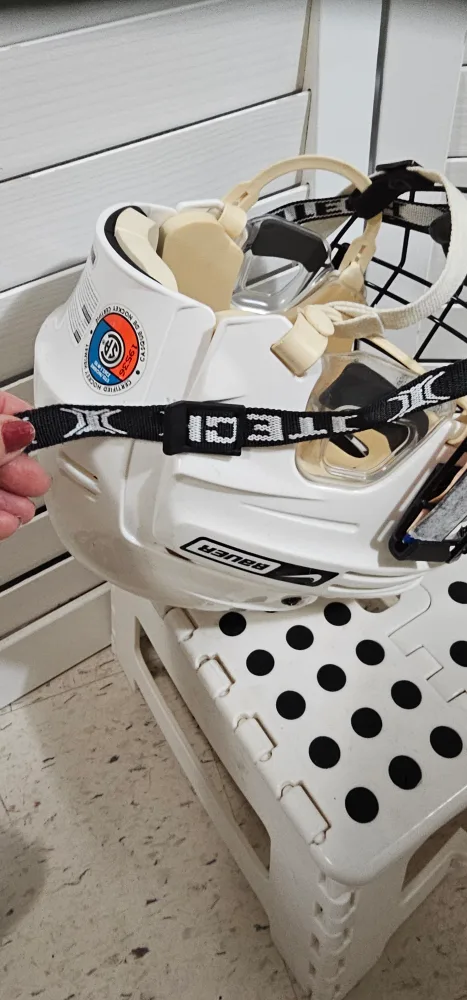 Type 2 Bauer Hockey Helmet with Cage - XS 51-54 cm image indicator(4)