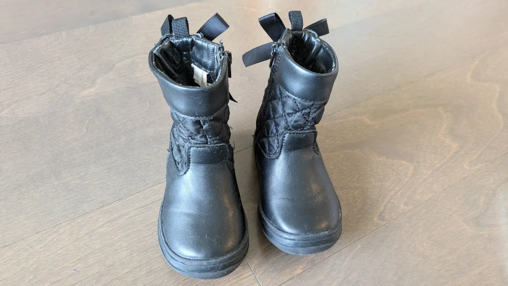 Joe fresh Baby Girl's Black Quilted Boots Size 4 image indicator(2)