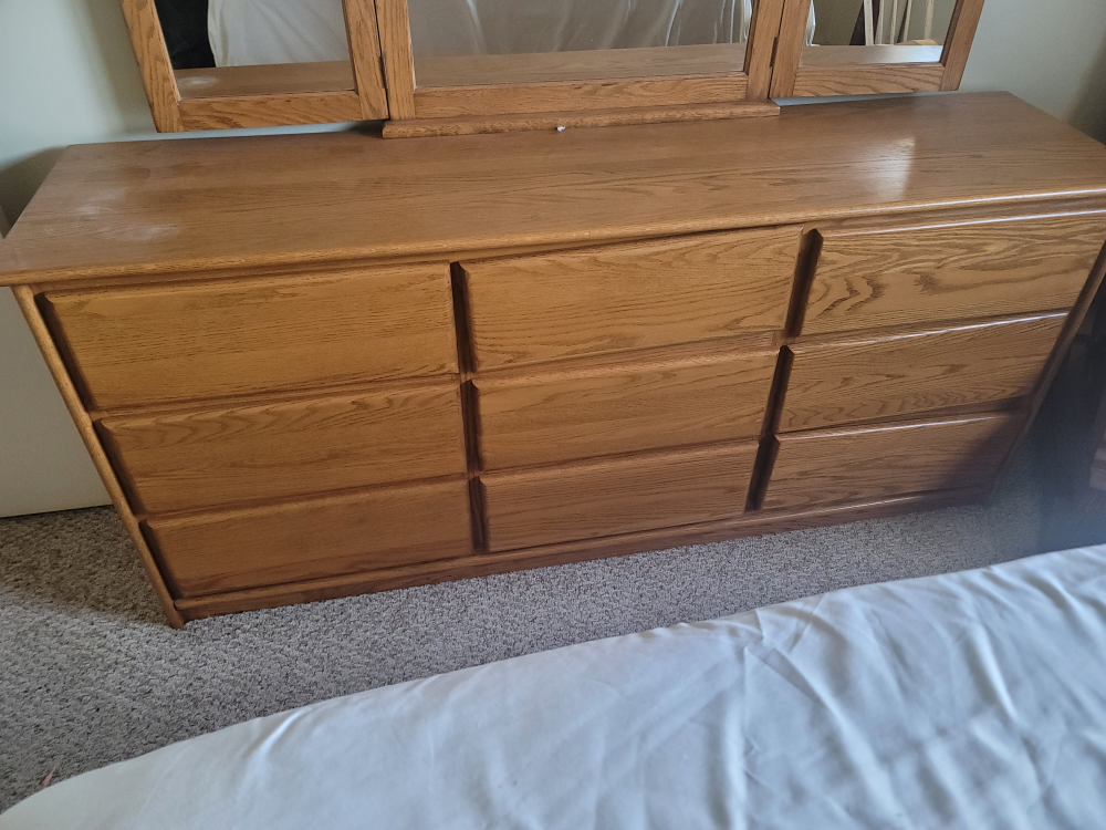 Oak dresser with tri-fold mirror - photo 2