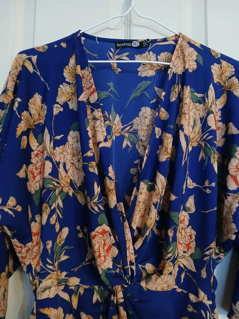BOOHOO Tall Blue Floral Wrap Dress Size 6 image indicator(9)