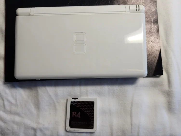 White Nintendo DS Lite image indicator(3)