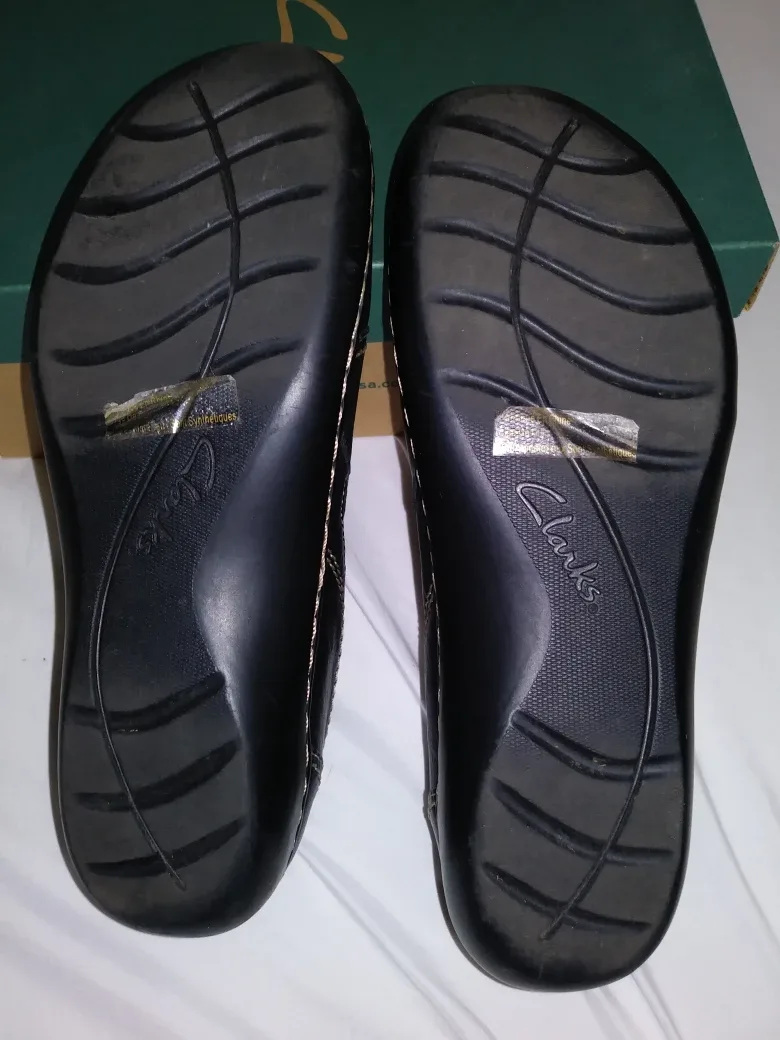 New Clarks Women's Black Leather Bendables Slip-on Shoes image indicator(3)