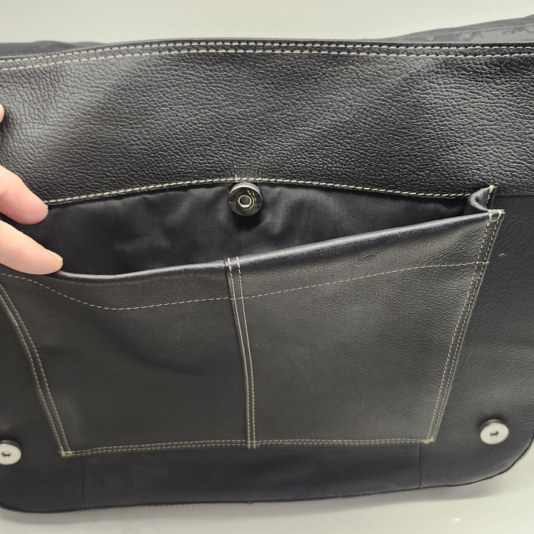 Black Leather Messenger Bag. New without tags - photo 3