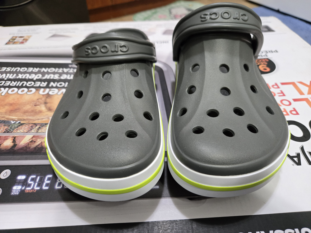 Crocs unisex Size M8 W10