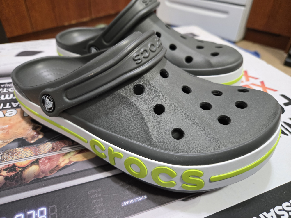 Crocs unisex Size M8 W10 - photo 2